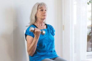 Träning för seniorer – starkare biceps