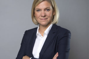 Även finansminister Magdalena Andersson (S) är tveksam till det förslag om finasskatt som utredarna lämnat.