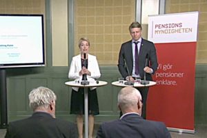 Annika Strandhäll (S) och Per Bolund (MP) presenterar Pensionsmyndighetens förslag för tryggare premiepensionssystem. FOTO: Regeringen