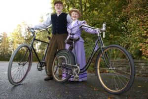 Britt-Marie och Lars-Erik Jonsson på cykel.