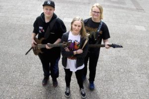 Rocktrion som kompar pensionärskören.